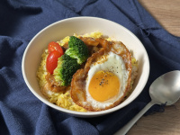 菌菇蕃茄牛肉丼