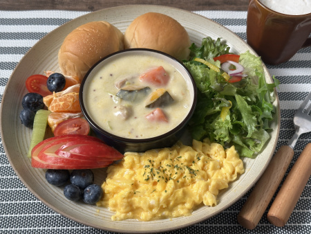 奶油芥末雞肉白醬炒蛋早餐盤